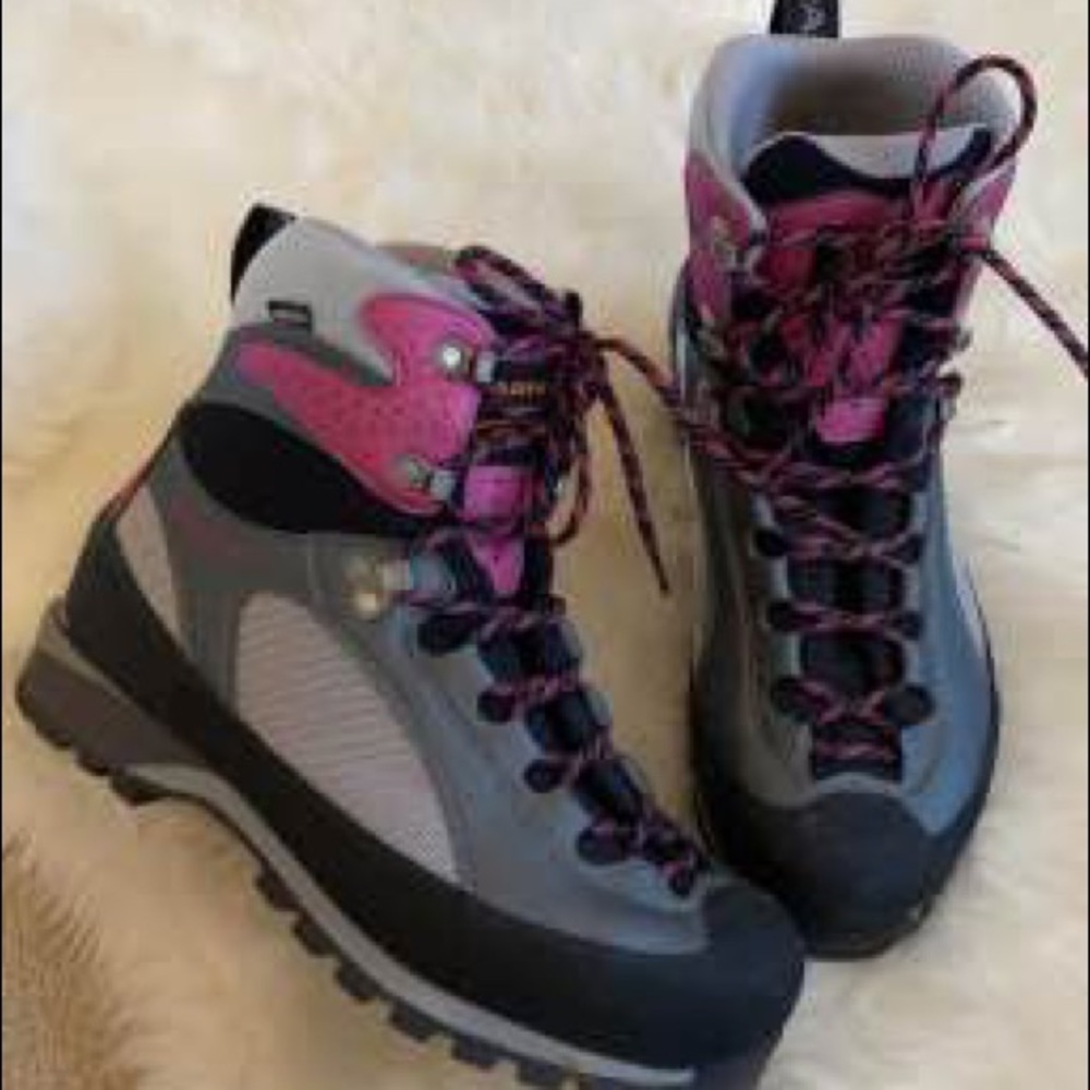 EUC Scarpa Charmoz Women's Gore-Tex Mountaineering Boots size 9
